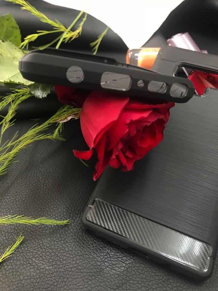 Ốp Lưng Samsung Galaxy Note 9 Chống Sốc Hiệu Likgus Giá Rẻ được làm bằng chất liệu TPU mền giúp bạn bảo vệ toàn diện mọi góc cạnh của máy rất tốt lớp nhựa này khá mỏng bên ngoài kết hợp thêm bên trên và dưới dạng carbon rất sang ...